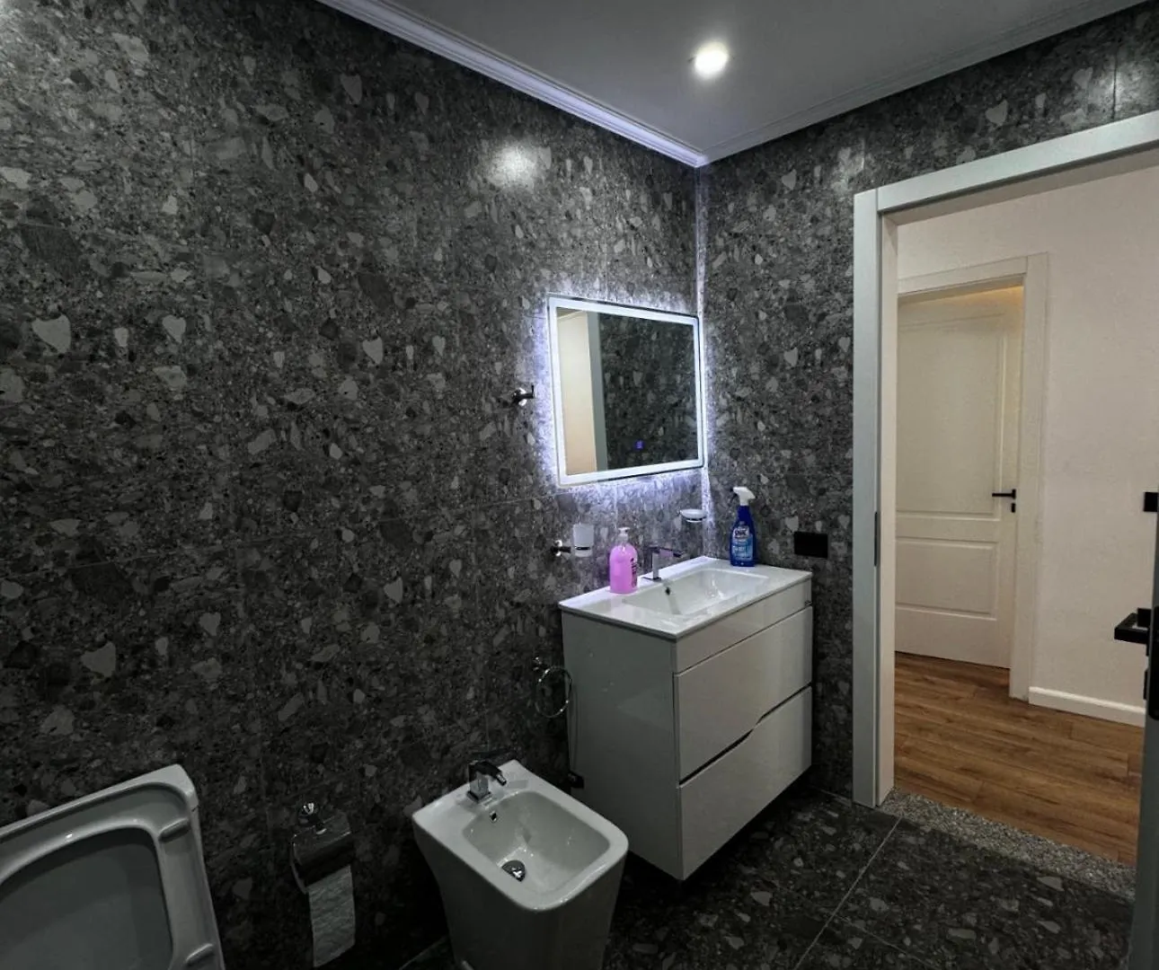 Amaris Apartment Tirana 0*,